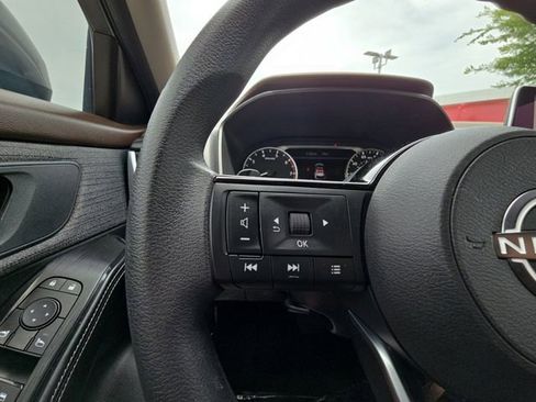 Used 2023 Nissan Rogue SV FWD image 11