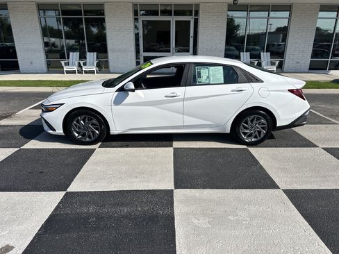Used 2024 Hyundai Elantra SEL FWD image 1