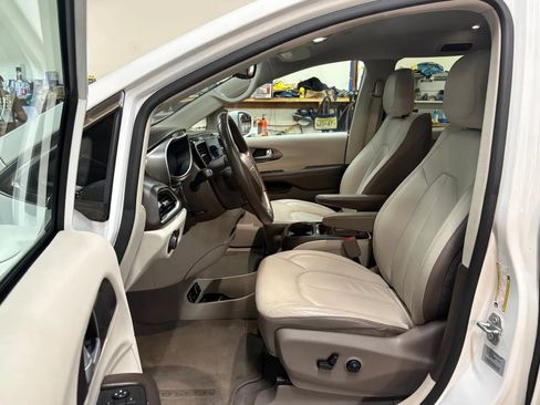 Used 2017 Chrysler Pacifica Touring-L w/ Tire & Wheel Group FWD image 16