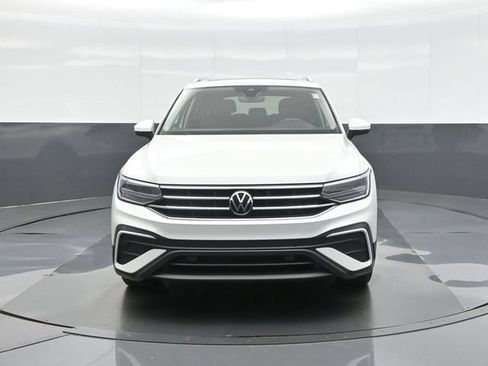 Used 2023 Volkswagen Tiguan SE w/ Panoramic Sunroof Package FWD image 2