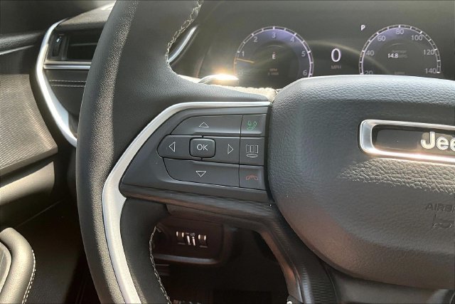 Used 2024 Jeep Grand Cherokee Altitude AWD/4WD image 18