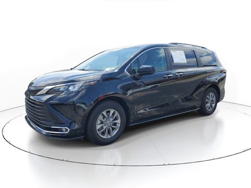 Used 2024 Toyota Sienna XLE FWD image 3