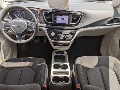 Used 2023 Chrysler Voyager LX image 11