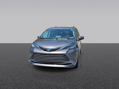 Used 2021 Toyota Sienna XLE w/ XLE Plus Package FWD image 4