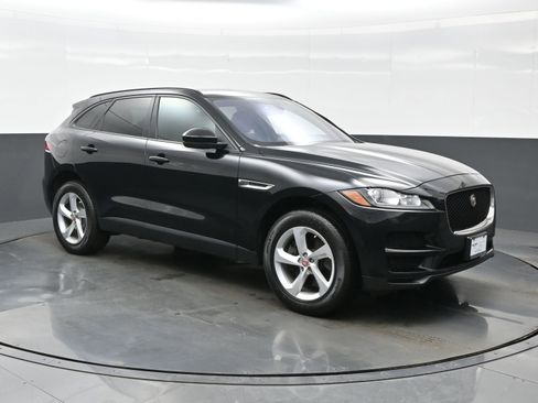Used 2017 Jaguar F-PACE Premium image 8