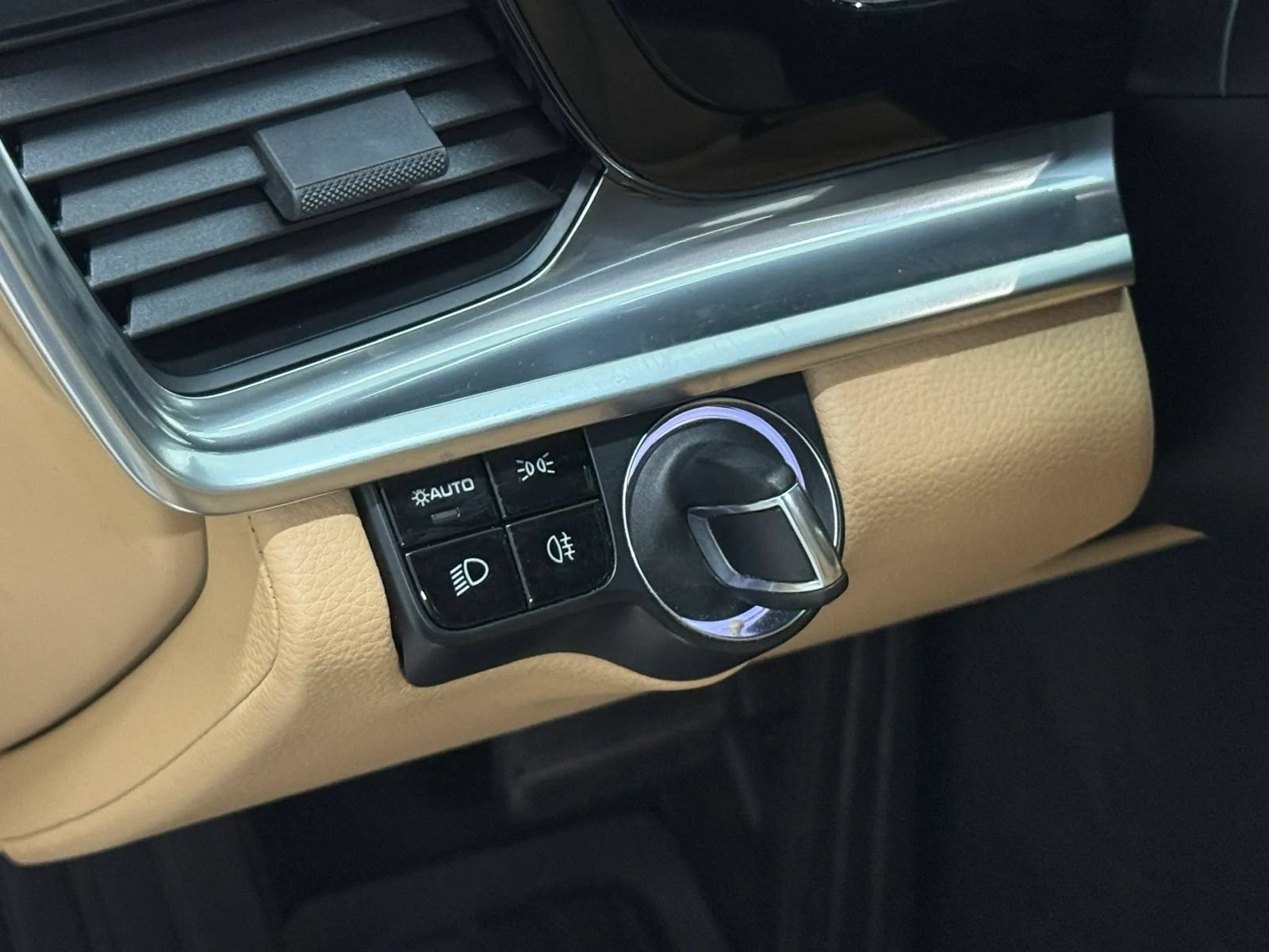 Used 2018 Porsche Panamera RWD image 32