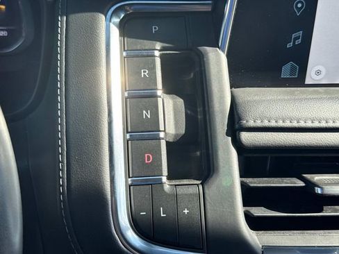 Used 2023 Chevrolet Suburban LT image 39