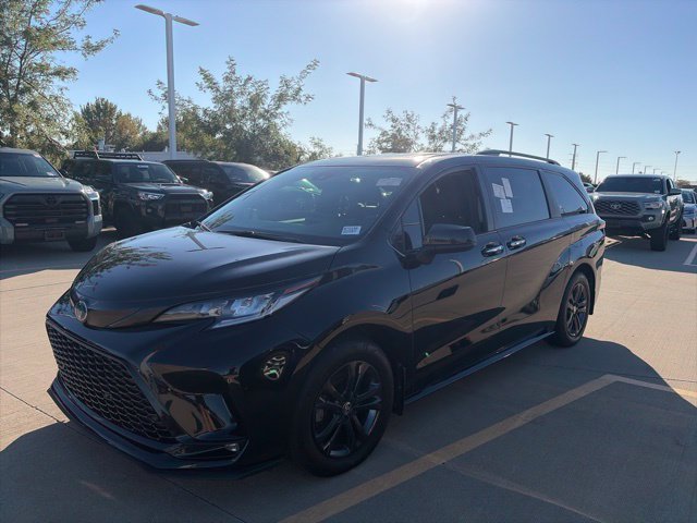 Used 2025 Toyota Sienna XSE AWD/4WD image 3
