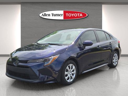 Used 2023 Toyota Corolla LE image 3