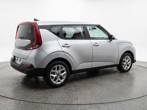 Used 2025 Kia Soul LX w/ LX Technology Package FWD image 9