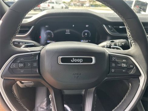 Used 2023 Jeep Grand Cherokee Altitude image 40