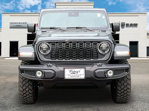 Certified 2025 Jeep Gladiator Sport AWD/4WD image 3