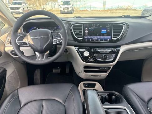 Used 2024 Chrysler Pacifica Touring-L FWD image 15