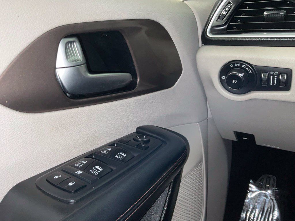 Used 2018 Chrysler Pacifica Touring-L Plus FWD image 20