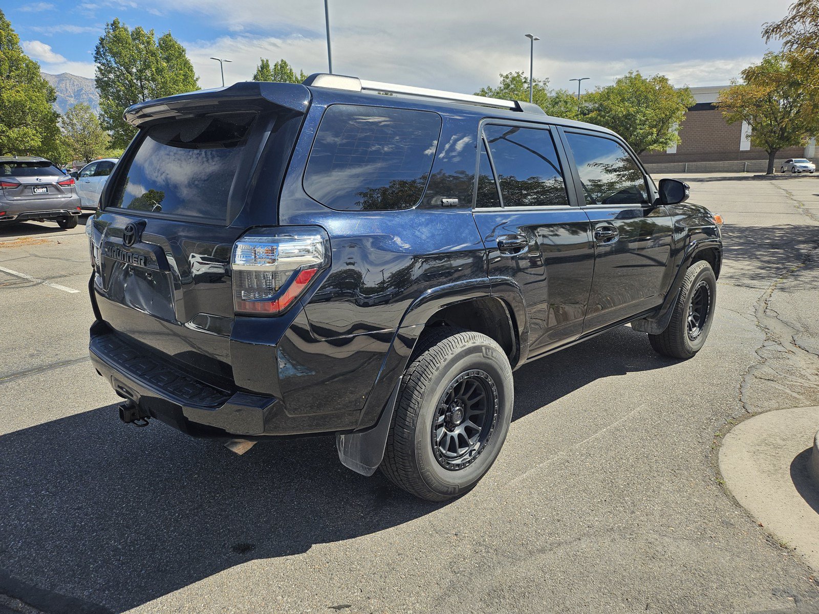 Used 2022 Toyota 4Runner SR5 Premium w/ Moonroof Package AWD/4WD image 5