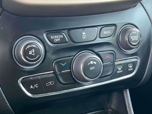 Used 2016 Jeep Cherokee Latitude image 27