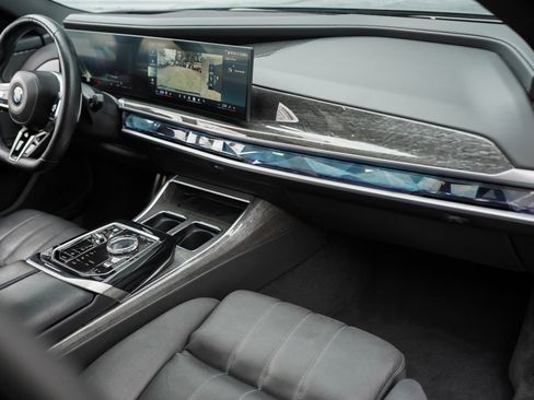 Used 2024 BMW 740i image 21
