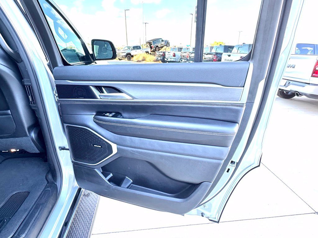 Used 2025 Jeep Wagoneer Series II AWD/4WD image 27