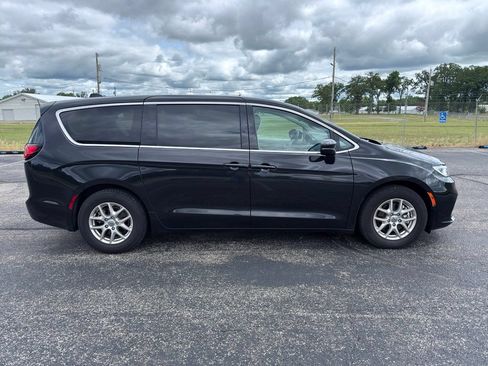 Used 2023 Chrysler Pacifica Touring-L FWD image 6