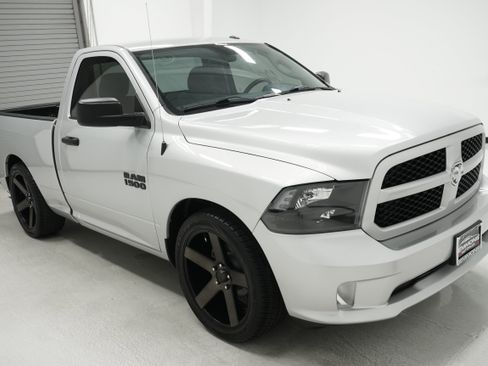 Used 2017 RAM 1500 Express RWD image 3