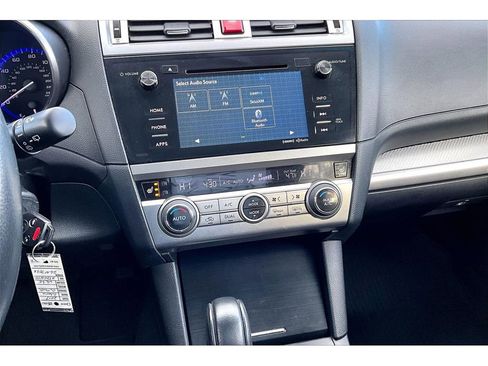Used 2017 Subaru Outback 2.5i Premium image 9