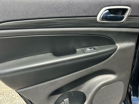 Used 2019 Jeep Grand Cherokee Altitude RWD image 13