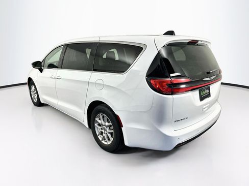 Used 2024 Chrysler Pacifica Touring-L FWD image 5
