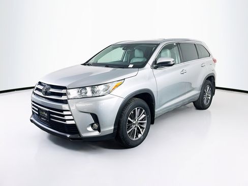 Used 2017 Toyota Highlander XLE image 3