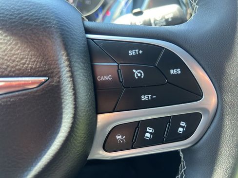 Used 2025 Chrysler Pacifica Select FWD image 42