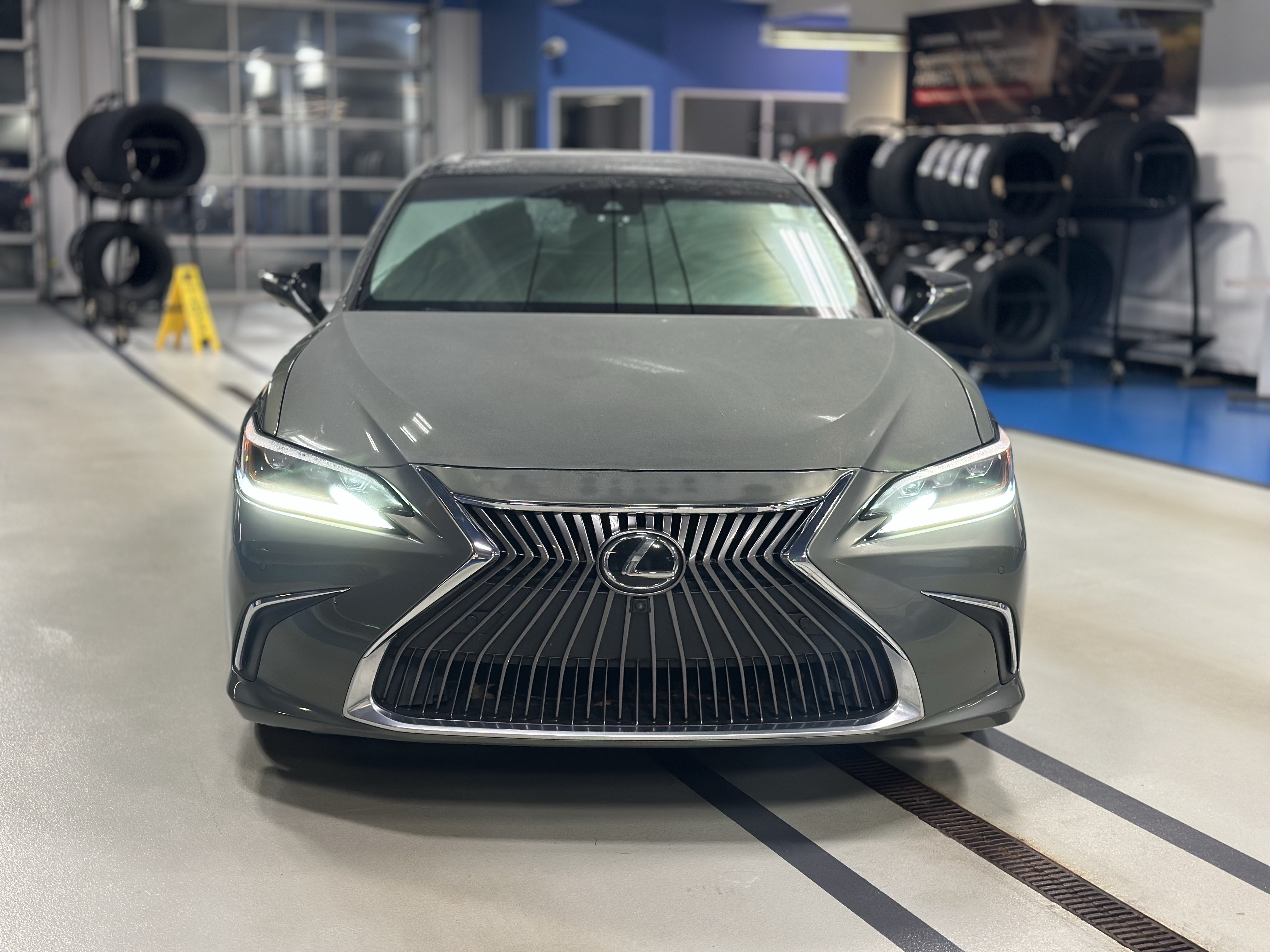 Used 2019 Lexus ES 350 Ultra Luxury w/ Accessory Package 2 FWD image 2