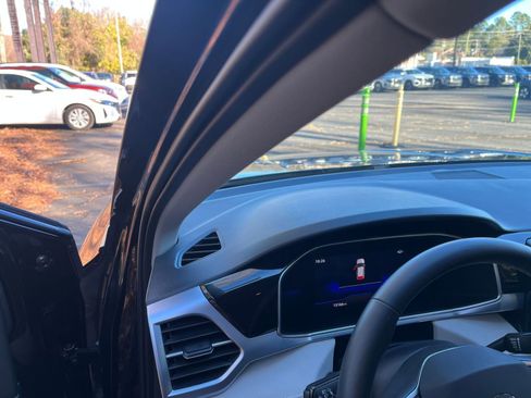 Used 2025 Volkswagen Taos SE image 34