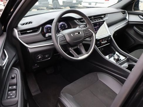 New 2025 Jeep Grand Cherokee Altitude image 11