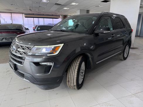 Used 2018 Ford Explorer XLT w/ Equipment Group 201A image 3