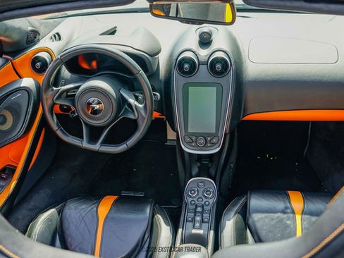 Used 2019 McLaren 570S Spider image 32