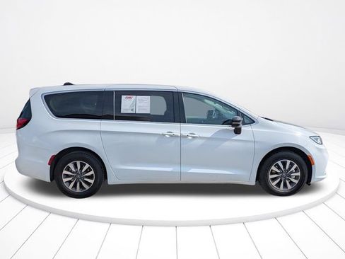 Used 2024 Chrysler Pacifica Limited FWD image 3