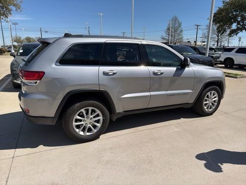 Used 2021 Jeep Grand Cherokee Laredo image 3