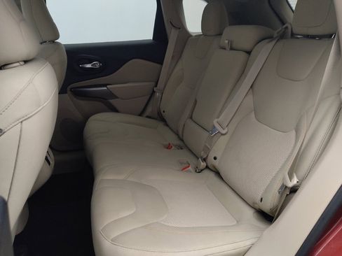 Used 2019 Jeep Cherokee Latitude w/ Popular Appearance Group image 18