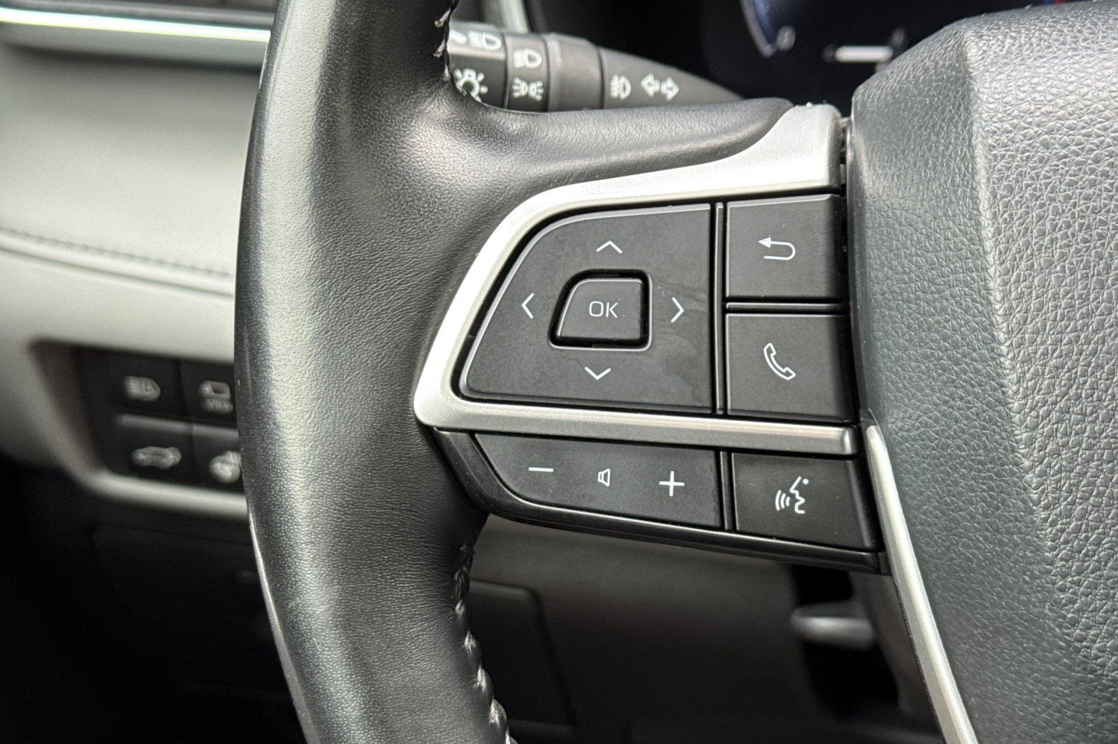Used 2023 Toyota Highlander Platinum FWD image 30