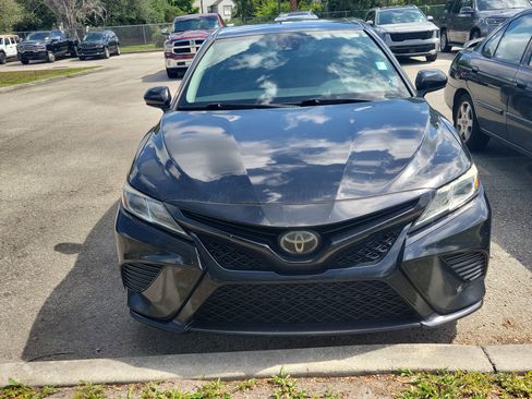 Used 2019 Toyota Camry SE FWD image 2