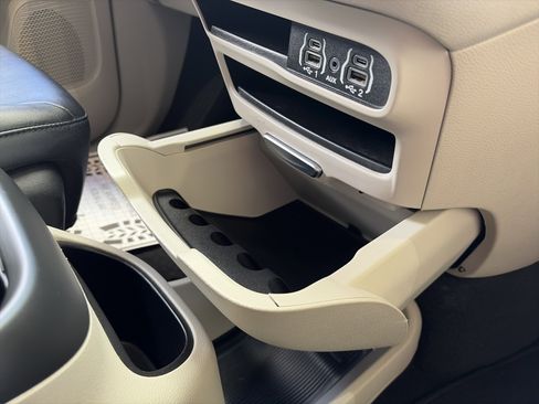 Used 2024 Chrysler Pacifica Touring-L image 43