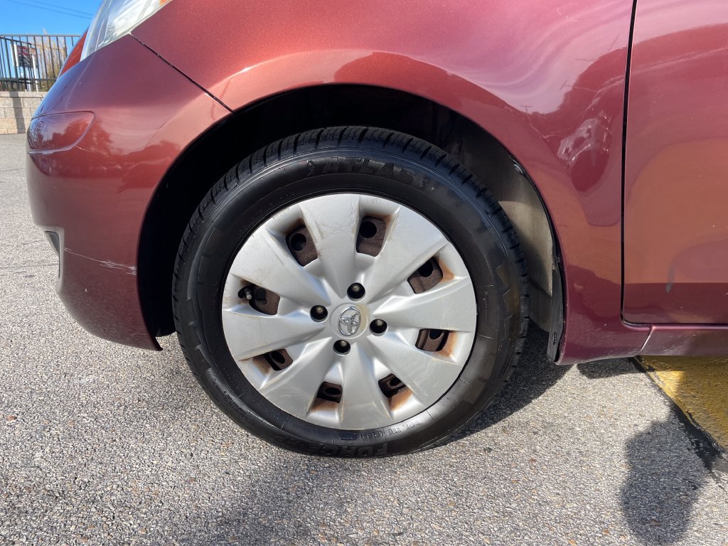 Used 2010 Toyota Yaris 4-Door Hatchback FWD image 8