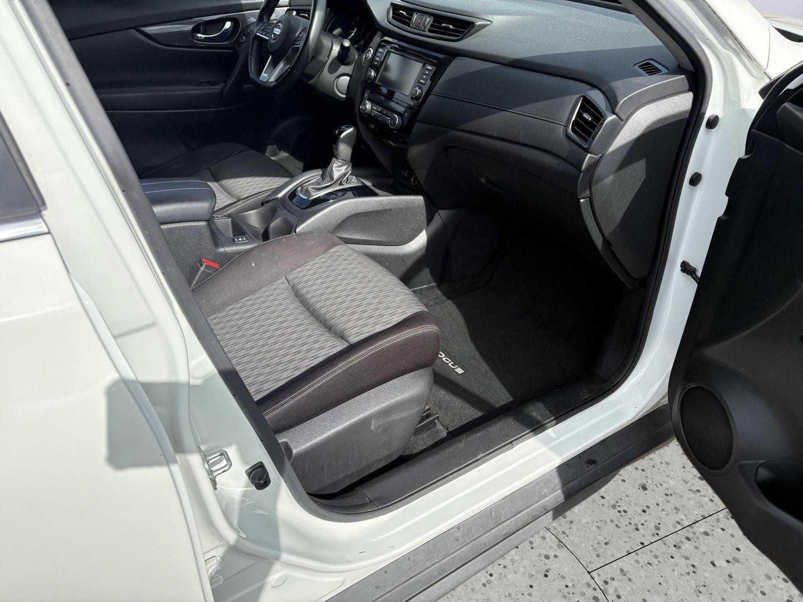 Used 2020 Nissan Rogue SV FWD image 25