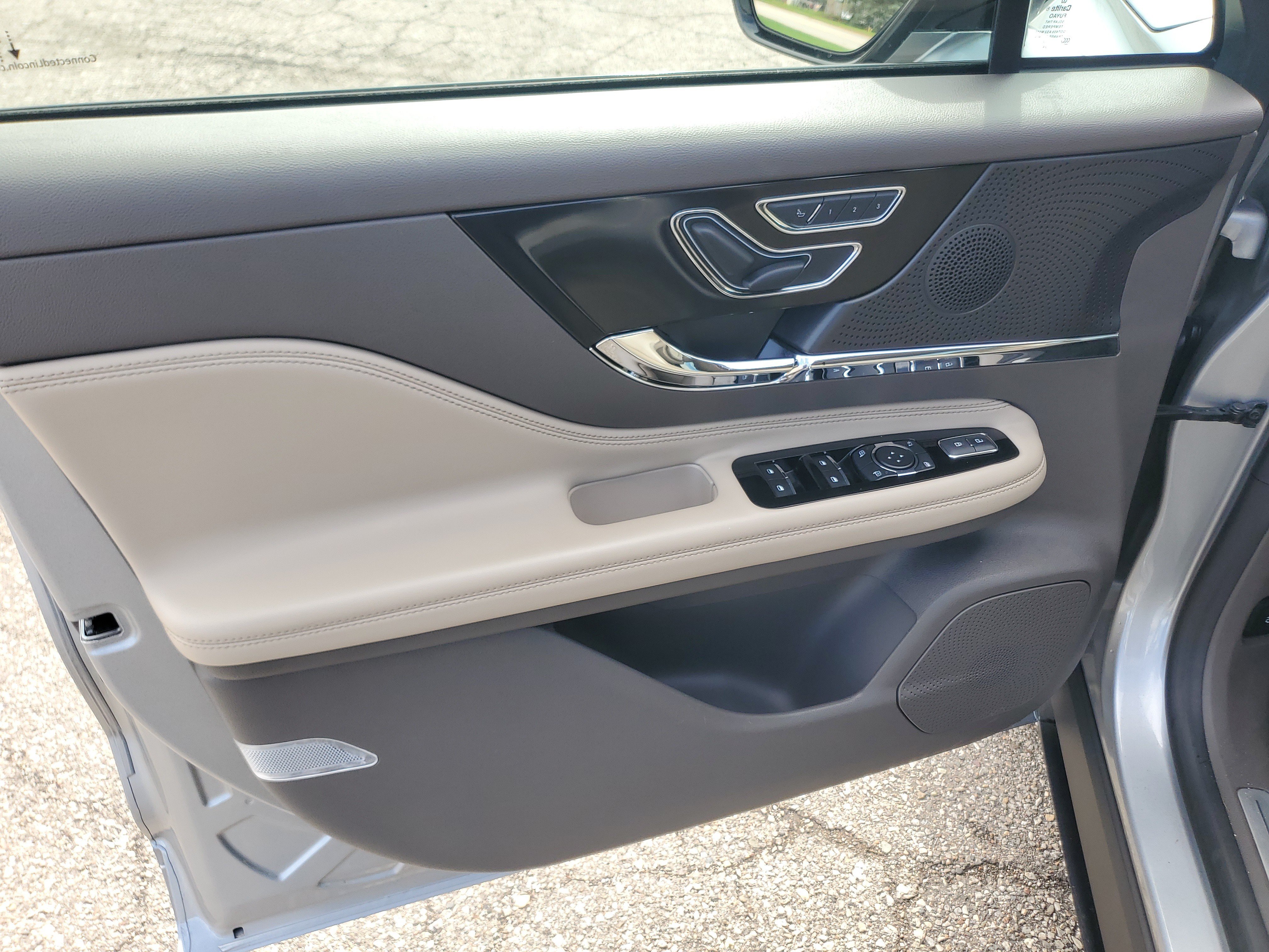 Certified 2024 Lincoln Corsair Reserve w/ Jet Appearance Package AWD/4WD image 10