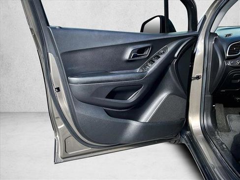 Used 2021 Chevrolet Trax LT w/ Driver Confidence Package image 18