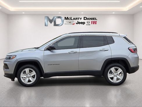 Used 2022 Jeep Compass Latitude w/ Sun and Sound Group AWD/4WD image 3