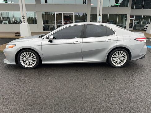 Used 2019 Toyota Camry XLE image 10