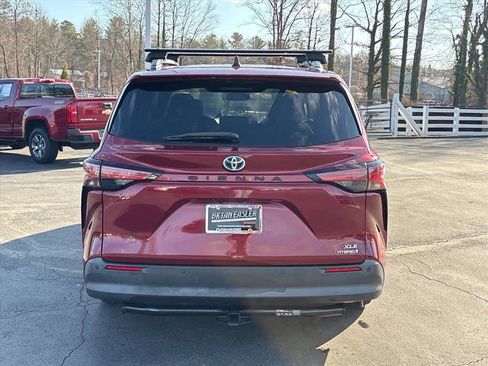 Used 2021 Toyota Sienna XLE image 28