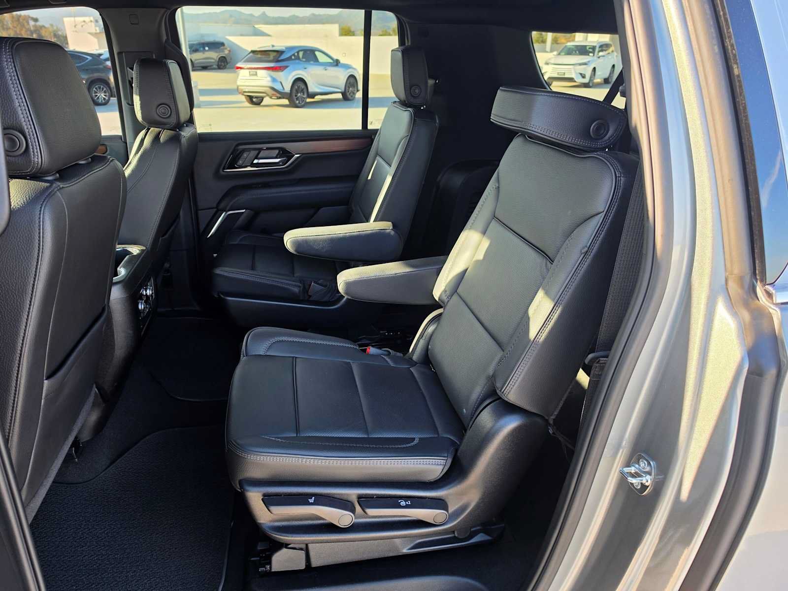 Used 2025 GMC Yukon XL Denali AWD/4WD image 19