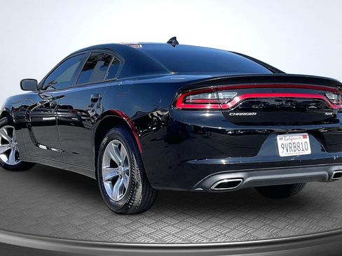 Used 2017 Dodge Charger SXT image 2