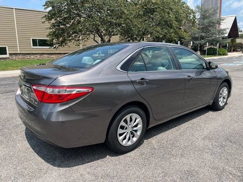 Used 2017 Toyota Camry LE FWD image 3